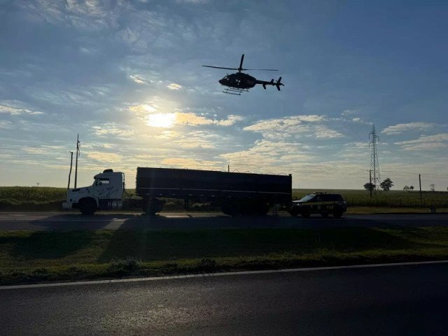 com-apoio-de-helicoptero-prf-apreende-r-15-milhoes-em-drogas-escondidas-em-carga-de-milho-17521591205444-thumb