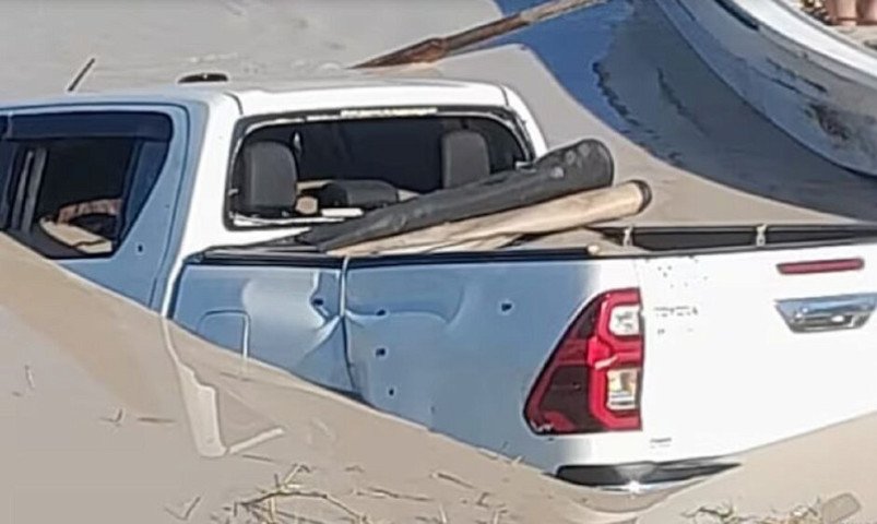hilux-e-encontrada-com-dois-corpos-dentro-de-lago-no-paraguai-trio-estava-desaparecido-17536221869196-thumb
