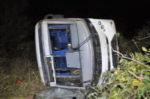 onibus-com-alunos-de-escolinha-de-futebol-capota-na-br-060-17555133824055-thumb (1)