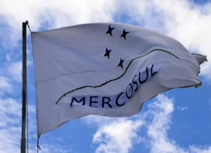 bandeira-do-mercosul-1543263661730_v2_1920x1392-1536x1114