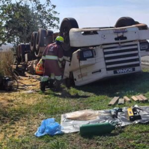motorista-morre-apos-caminhao-carregado-com-milho-tombar-na-br-163-entre-navirai-e-juti-17604785017099-thumb