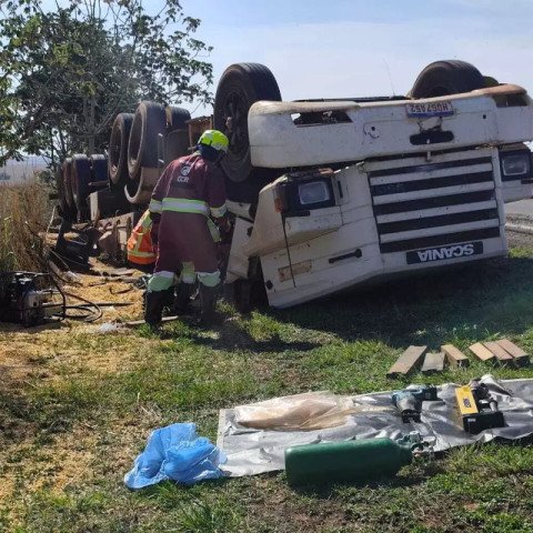 motorista-morre-apos-caminhao-carregado-com-milho-tombar-na-br-163-entre-navirai-e-juti-17604785017099-thumb