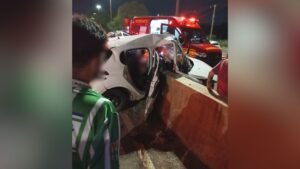 carro-bate-mureta-avenida
