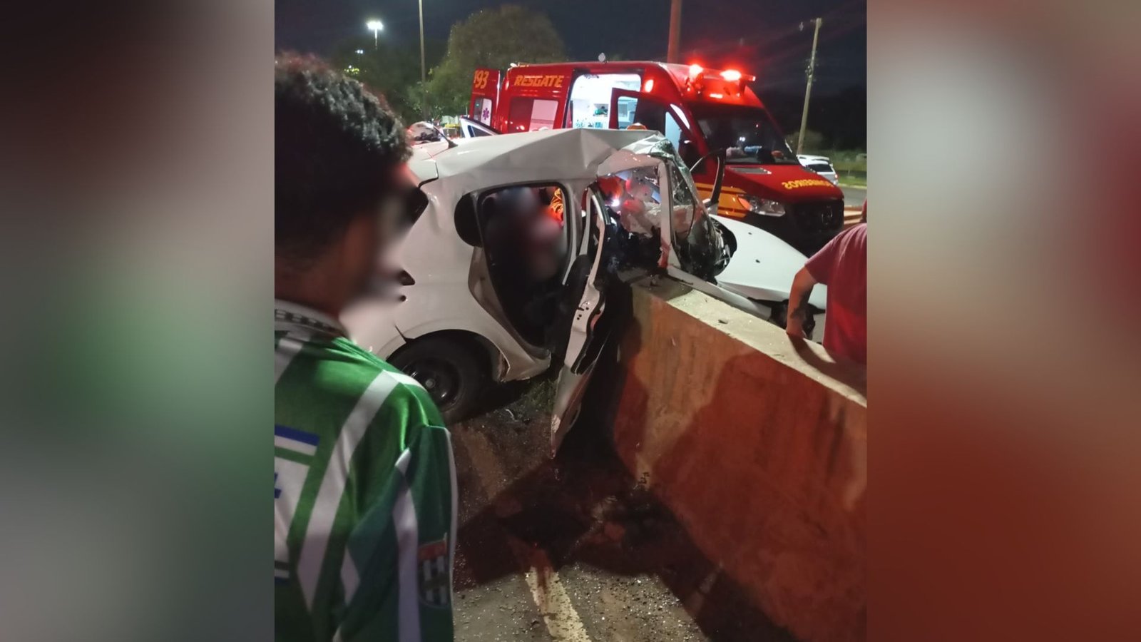 carro-bate-mureta-avenida