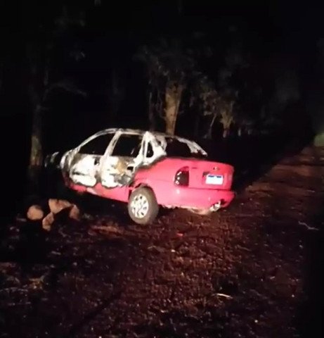 carro-incendiado-e-encontrado-com-corpo-dentro-em-rio-brilhante-17677828912679-thumb