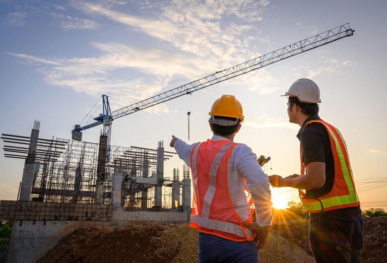 A,Team,Of,Construction,Engineers,Talks,To,Managers,And,Construction