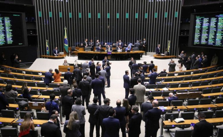 plenario-aprova-reestruturacao-de-carreiras-dos-servidores-da-camara-e-do-senado-17701609322454-thumb