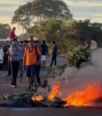 indigenas-bloqueiam-rodovia-e-interditam-totalmente-trafego-entre-sidrolandia-e-dois-irmaos-do-buriti-17737531776199-thumb