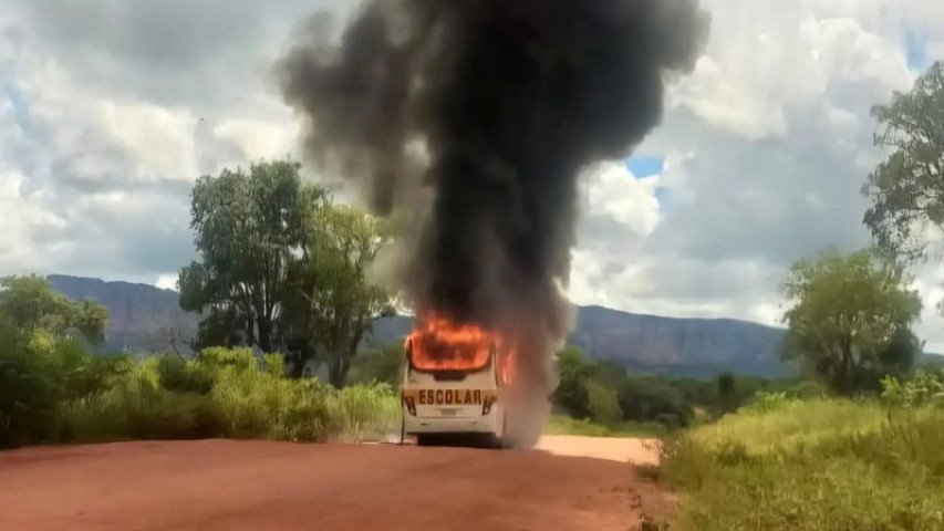 onibus-escolar-pega-fogo-em-rodovia-de-aquidauana-e-mobiliza-equipe-de-emergencia-17745798858481-thumb