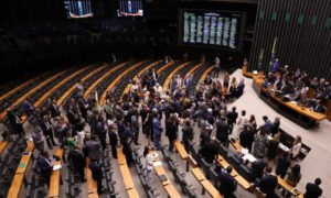 congresso-derruba-veto-de-lula-e-mantem-pl-da-dosimetria-17775827615335-thumb