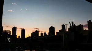 por-do-sol-cidade-tempo-ceu-nublado-chuva-clima-noite-lua-.jpg
