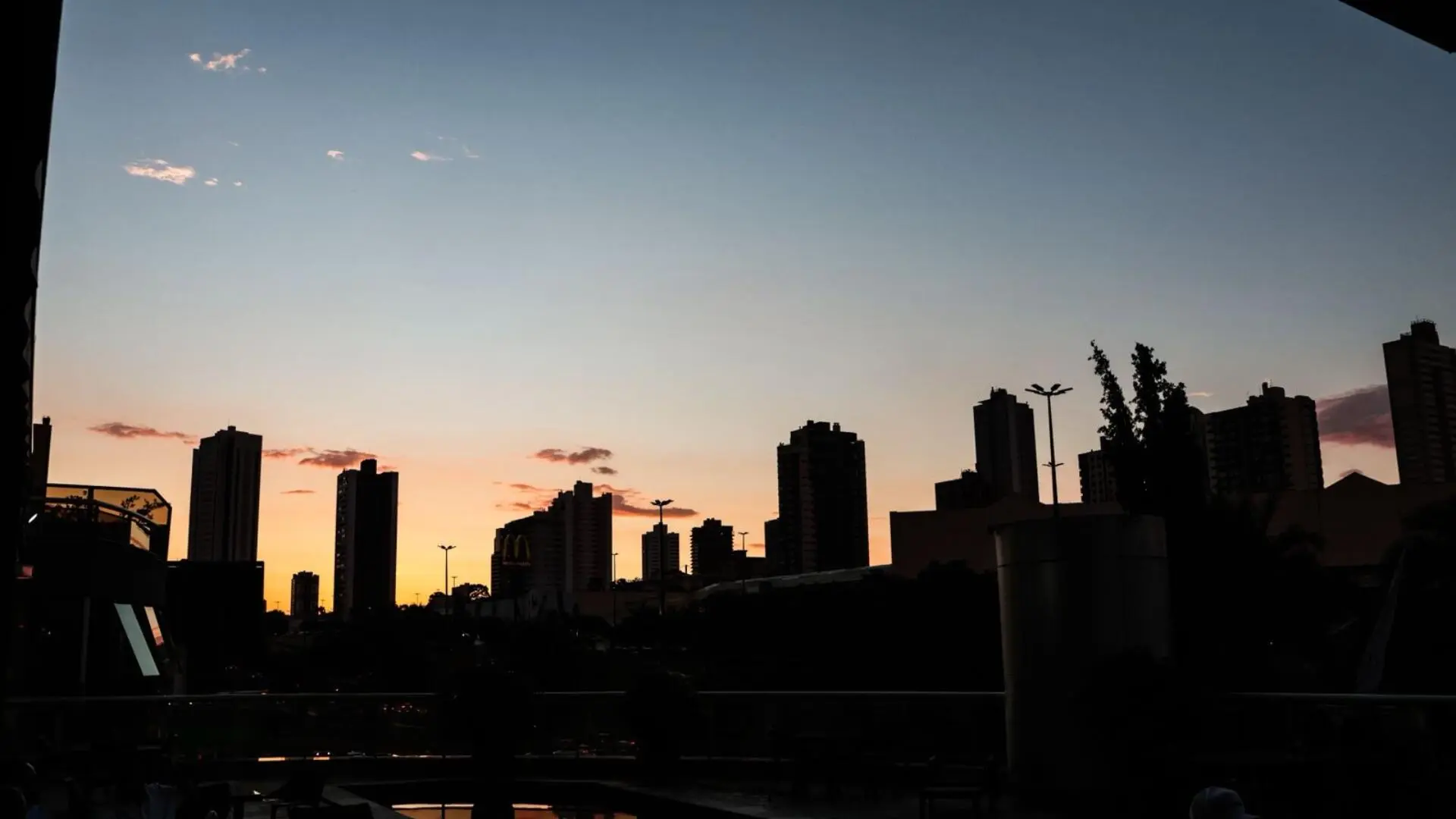 por-do-sol-cidade-tempo-ceu-nublado-chuva-clima-noite-lua-.jpg
