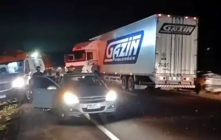 acidente-entre-ambulancia-carreta-e-carro-deixa-12-feridos-na-br-163-17811782368727-thumb