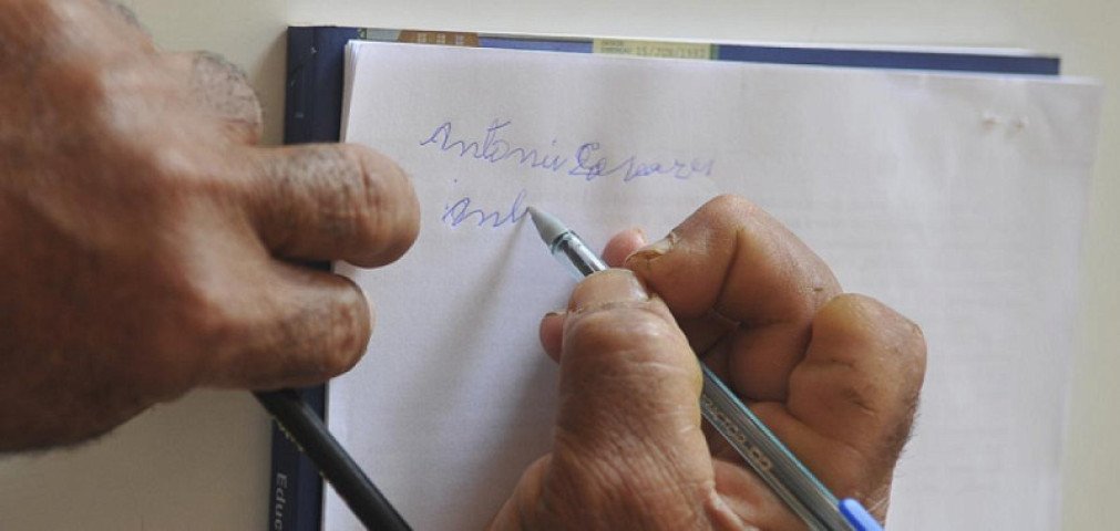 ms-reduz-analfabetismo-para-39-mas-ainda-lidera-indice-no-centro-oeste-17818818667431-thumb