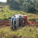 Ambulância tomba em rodovia após estouro de pneu
