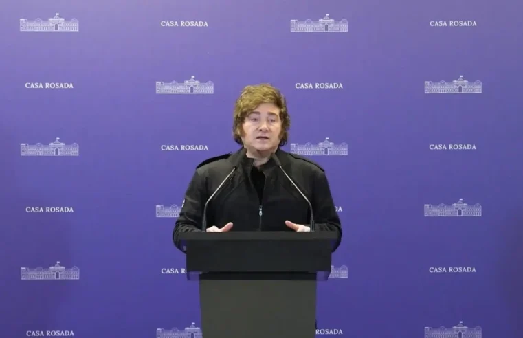 Javier Milei diz que virá ao Brasil para dar apoio a Flávio Bolsonaro