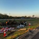 Motorista de 72 anos morre após caminhão com sal mineral capotar na rodovia