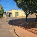 Dupla em moto cerca casa e executa homem escondido em cozinhan