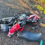 Mulher morre e homem fica ferido após colisão entre moto e caminhão