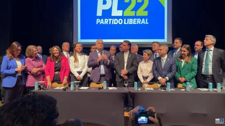 flavio-bolsonaro-anuncia-alfredo-gaspar-como-pre-candidato-a-vice-presidente-17859504828898-thumb