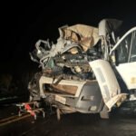 Grave acidente entre ambulância, carreta e caminhonete mata dois