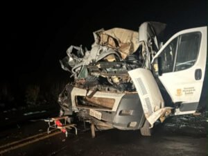 grave-acidente-entre-ambulancia-carreta-e-caminhonete-mata-dois-17859255670891-thumb