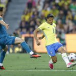 Brasil busca empate no fim contra a Austrália em estreia de novo ciclo