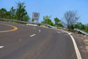 caminhoneiro-morre-apos-veiculo-despencar-cerca-de-200-metros-na-serra-de-maracaju-17883808282633-thumb