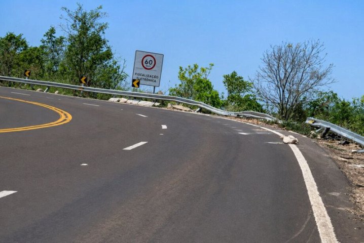 caminhoneiro-morre-apos-veiculo-despencar-cerca-de-200-metros-na-serra-de-maracaju-17883808282633-thumb
