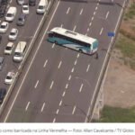 Criminosos tomam ônibus com 120 alunos e bloqueiam a Linha Vermelha no Rio