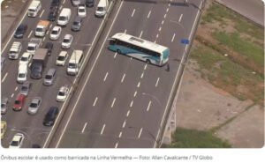 criminosos-tomam-onibus-com-120-alunos-e-bloqueiam-a-linha-vermelha-no-rio-17906074263349-thumb