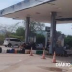 Falta de gasolina na Bolívia leva motoristas a abastecer em Corumbá