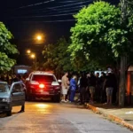 Dupla em moto executa homem a tiros no meio da rua